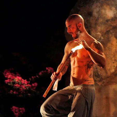 Club Esse فندق 4*